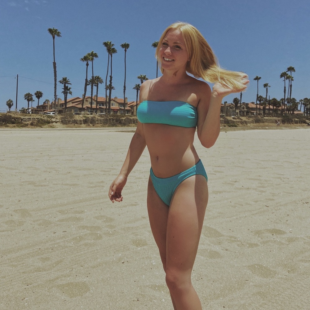 Welcome to My Closet!👢🧥🧦( I am 5’2 and a size 2 for reference!)